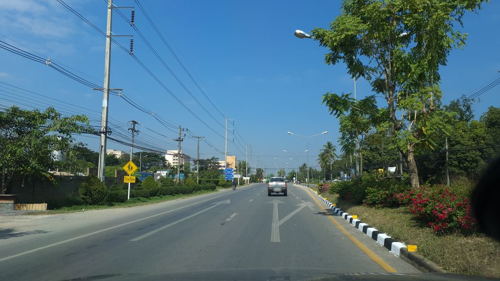 ภาพถนนตรงที่ กันยาพาณิชย์ ตั้งอยู่ ถ่ายโดย jrcarlsen พ.ศ. 2562 (2019) · A street-level view of where กันยาพาณิชย์ · Kanyaphanit stands, by jrcarlsen in 2562 (2019)