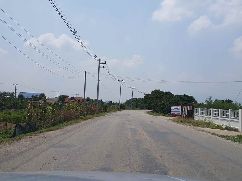 ภาพถนนตรงที่ โกดัง 7 คาเฟ่ ตั้งอยู่ ถ่ายโดย jrcarlsen พ.ศ. 2558 (2015) · A street-level view of where โกดัง 7 คาเฟ่ · Kodang 7 Café stands, by jrcarlsen in 2558 (2015)