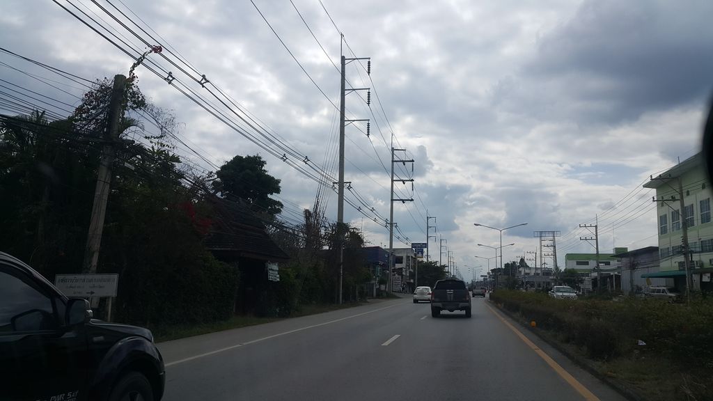 ภาพถนนตรงที่ สามพี่น้องค้าไม้ ตั้งอยู่ ถ่ายโดย jrcarlsen พ.ศ. 2561 (2018) · A street-level view of where สามพี่น้องค้าไม้ · Samphinong Khamai stands, by jrcarlsen in 2561 (2018)
