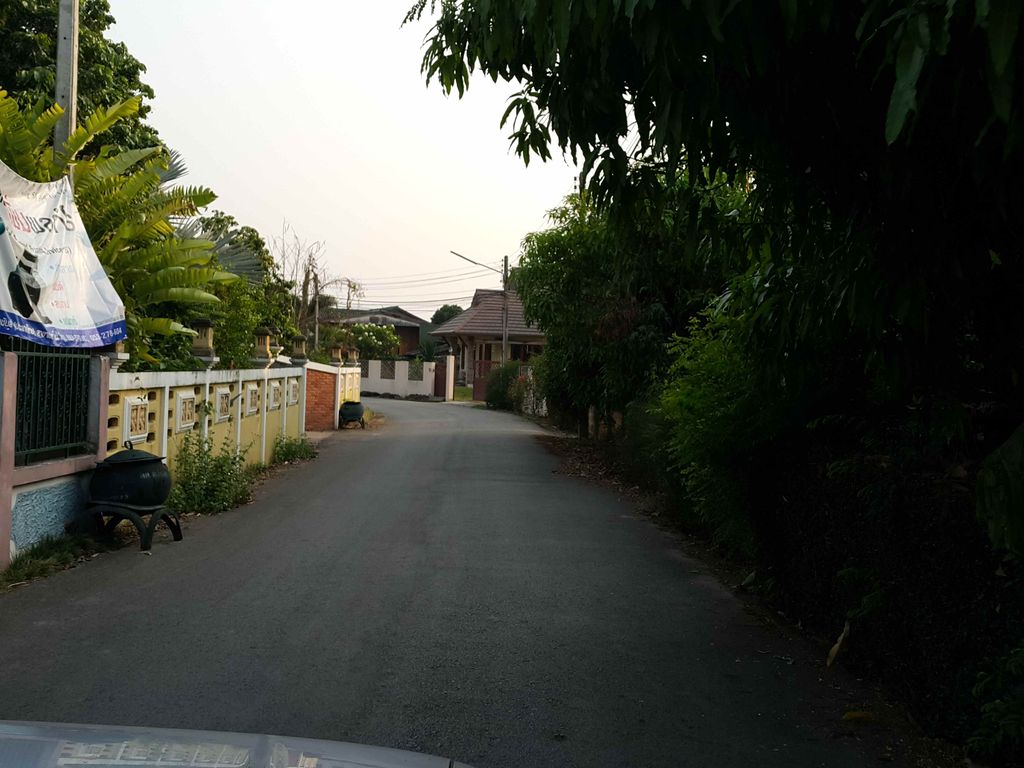 ภาพถนนตรงที่ ร่มโพธิ์ทองรสเด็ด ตั้งอยู่ ถ่ายโดย jrcarlsen พ.ศ. 2558 (2015) · A street-level view of where ร่มโพธิ์ทองรสเด็ด · Romphotong Rotdet stands, by jrcarlsen in 2558 (2015)