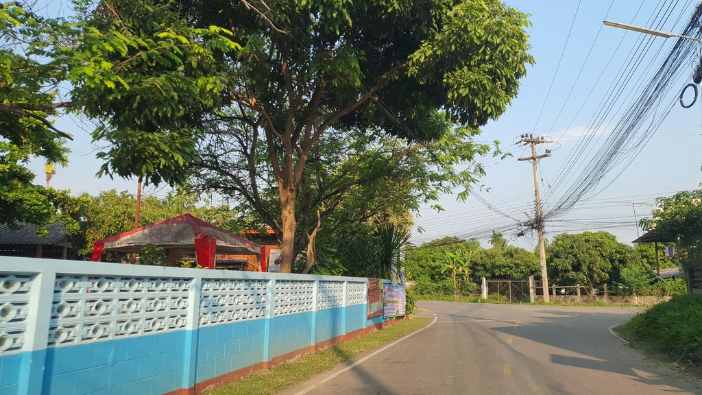 ภาพถนนตรงที่ หมู่บ้านกิ่วแลน้อย ตั้งอยู่ ถ่ายโดย jrcarlsen พ.ศ. 2565 (2022) · A street-level view of where หมู่บ้านกิ่วแลน้อย · Kiolaenya Village stands, by jrcarlsen in 2565 (2022)