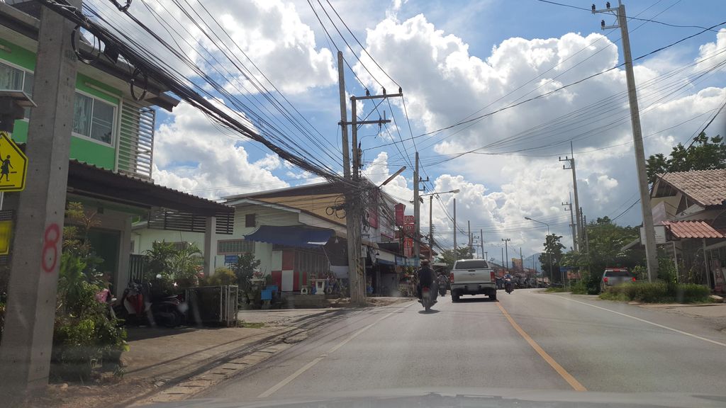 ภาพถนนตรงที่ Baan Najin ตั้งอยู่ ถ่ายโดย jrcarlsen พ.ศ. 2564 (2021) · A street-level view of where Baan Najin stands, by jrcarlsen in 2564 (2021)