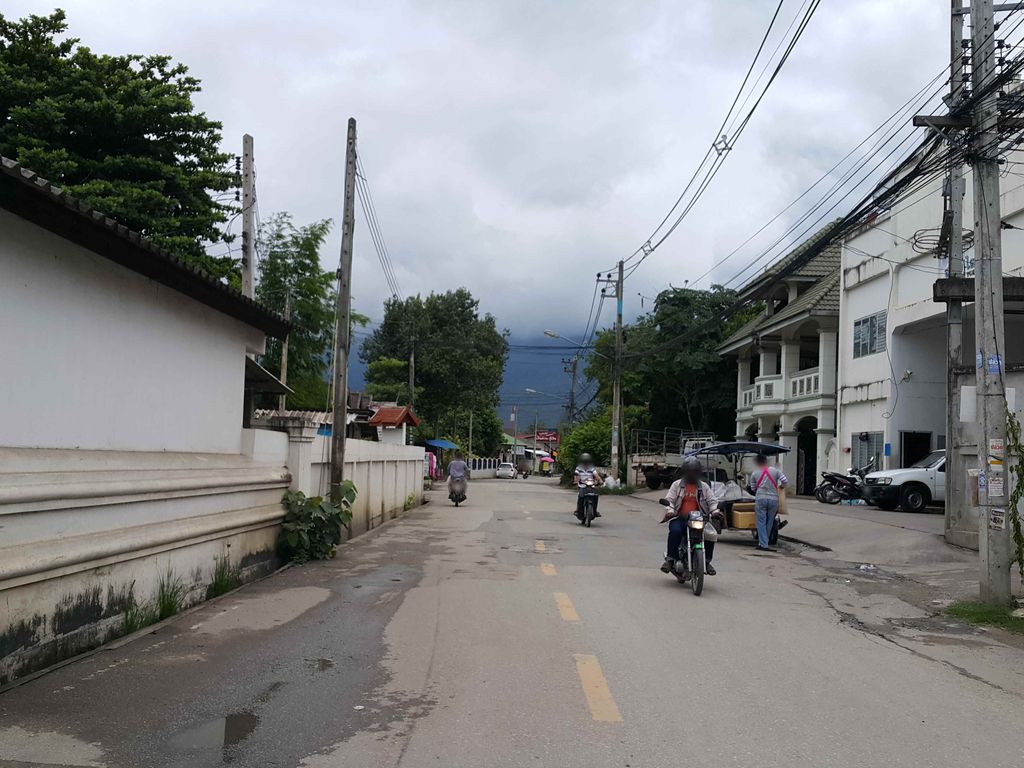 ภาพถนนตรงที่ NomMhee นมหมีสาขาบ้านท่อ จ.เชียงใหม่ ตั้งอยู่ ถ่ายโดย jrcarlsen พ.ศ. 2558 (2015) · A street-level view of where NomMhee นมหมีสาขาบ้านท่อ จ.เชียงใหม่ stands, by jrcarlsen in 2558 (2015)