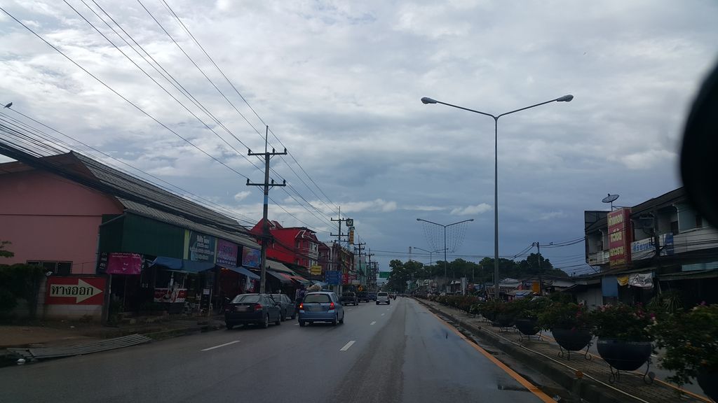 ภาพถนนตรงที่ รุ่งเรืองแฟชั่นผ้า วันนี้ ที่รอคอย ตั้งอยู่ ถ่ายโดย jrcarlsen พ.ศ. 2559 (2016) · A street-level view of where รุ่งเรืองแฟชั่นผ้า วันนี้ ที่รอคอย · Rungrueang Fashion Pha Wanni Thi Rokya stands, by jrcarlsen in 2559 (2016)