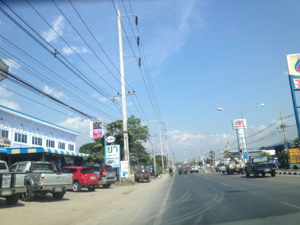 ภาพถนนตรงที่ ร้านยาเยอะแยะ Yayeryae ตั้งอยู่ ถ่ายโดย jimwatana พ.ศ. 2558 (2015) · A street-level view of where ร้านยาเยอะแยะ Yayeryae stands, by jimwatana in 2558 (2015)