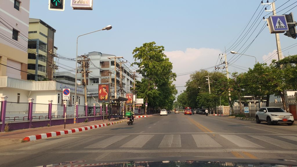ภาพถนนตรงที่ Pain Clinic โรงพยาบาลมหาราชนครเชียงใหม่ชั้น 9 ตั้งอยู่ ถ่ายโดย jrcarlsen พ.ศ. 2565 (2022) · A street-level view of where Pain Clinic โรงพยาบาลมหาราชนครเชียงใหม่ชั้น 9 stands, by jrcarlsen in 2565 (2022)