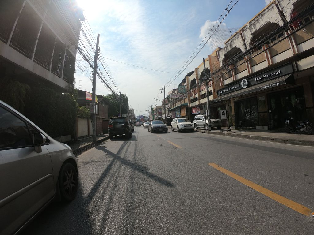 ภาพถนนตรงที่ Wondrous Chiangmai ตั้งอยู่ ถ่ายโดย chanuwath_grab พ.ศ. 2562 (2019) · A street-level view of where Wondrous Chiangmai stands, by chanuwath_grab in 2562 (2019)