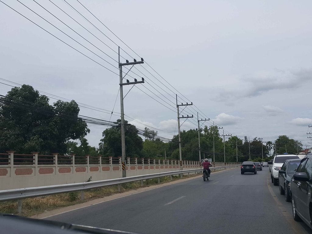 ภาพถนนตรงที่ สำนักงานตัวแทนประกันชีวิต คุณวิภาวดี สีสมปวน ตั้งอยู่ ถ่ายโดย jrcarlsen พ.ศ. 2558 (2015) · A street-level view of where สำนักงานตัวแทนประกันชีวิต คุณวิภาวดี สีสมปวน · Samnakngan Tuathaen Prakanchiwit Khunwiphaodi Sitmapuan stands, by jrcarlsen in 2558 (2015)