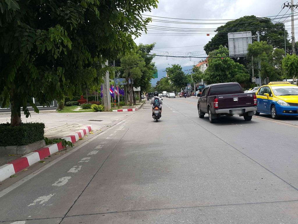 ภาพถนนตรงที่ บมจ.ซัมซุงประกันชีวิต สาขาเชียงใหม่ ตั้งอยู่ ถ่ายโดย jrcarlsen พ.ศ. 2558 (2015) · A street-level view of where บมจ.ซัมซุงประกันชีวิต สาขาเชียงใหม่ · Bamot.samsung Prakanchiwit Sakha Chiang Mai stands, by jrcarlsen in 2558 (2015)