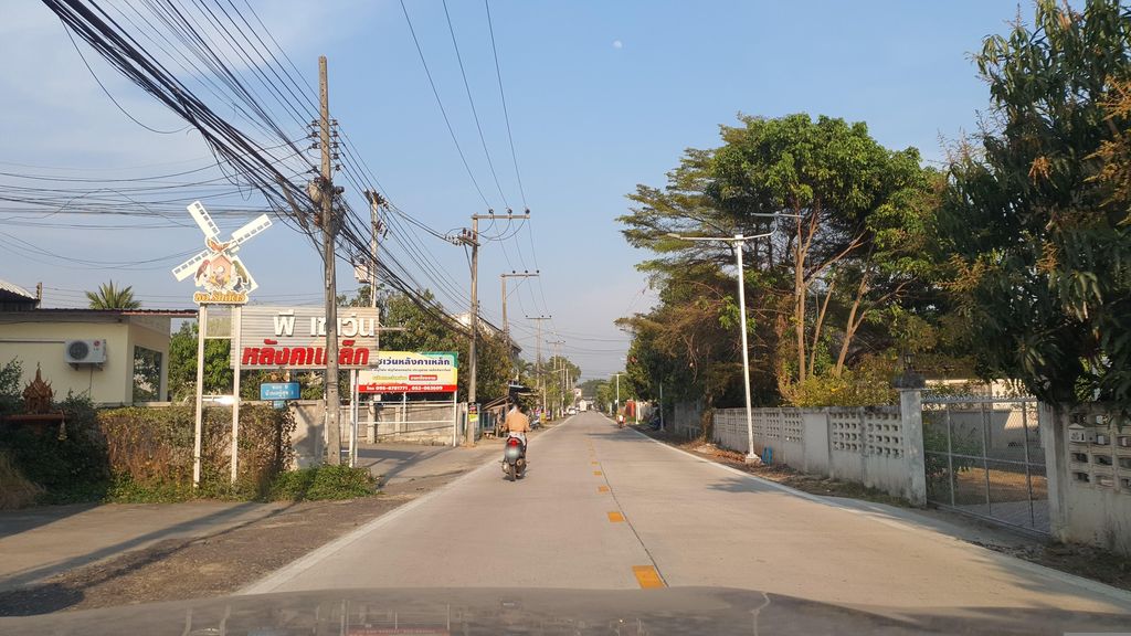 ภาพถนนตรงที่ ชอ.กาแฟ cafe' ตั้งอยู่ ถ่ายโดย jrcarlsen พ.ศ. 2566 (2023) · A street-level view of where ชอ.กาแฟ cafe' stands, by jrcarlsen in 2566 (2023)