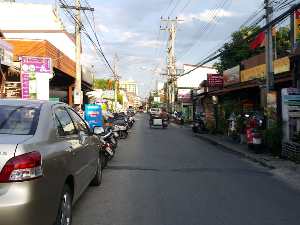 ภาพถนนตรงที่ High Quality travel ตั้งอยู่ ถ่ายโดย jrcarlsen พ.ศ. 2558 (2015) · A street-level view of where High Quality travel stands, by jrcarlsen in 2558 (2015)