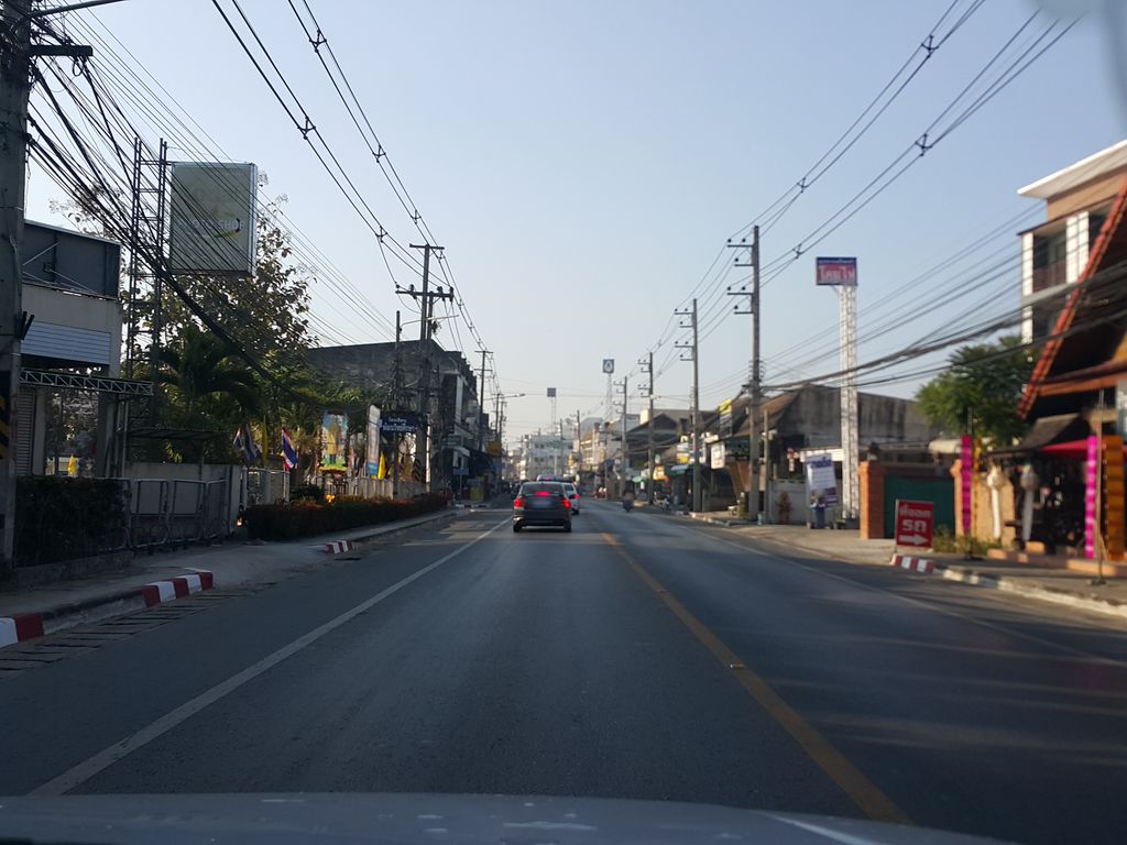 ภาพถนนตรงที่ ห้องสมุดประชาชนสันป่าตอง ตั้งอยู่ ถ่ายโดย jrcarlsen พ.ศ. 2558 (2015) · A street-level view of where ห้องสมุดประชาชนสันป่าตอง · Pracha Chon San Pa Tong Library stands, by jrcarlsen in 2558 (2015)