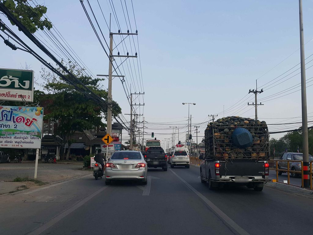 ภาพถนนตรงที่ เอมอร บาร์เบอร์ ตั้งอยู่ ถ่ายโดย jrcarlsen พ.ศ. 2558 (2015) · A street-level view of where เอมอร บาร์เบอร์ · Emon Barber stands, by jrcarlsen in 2558 (2015)