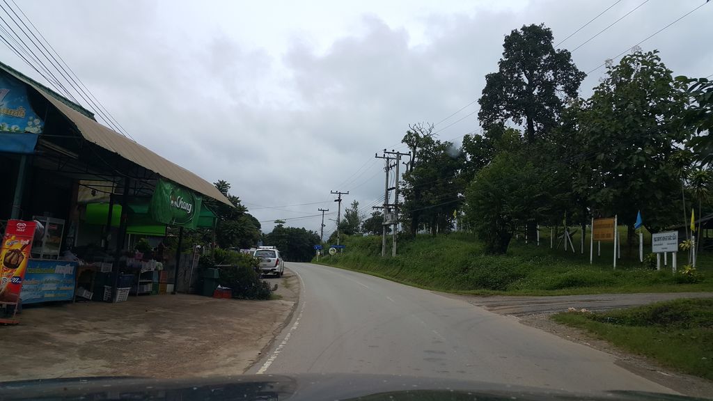 ภาพถนนตรงที่ ร้านอาหารพรสุดา ตั้งอยู่ ถ่ายโดย jrcarlsen พ.ศ. 2559 (2016) · A street-level view of where ร้านอาหารพรสุดา · Phon Suda Restaurant stands, by jrcarlsen in 2559 (2016)