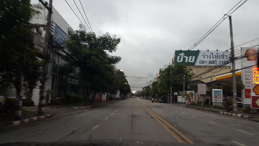 ภาพถนนตรงที่ หม่าล่าไม้เดียวติดใจ(เจริญเมือง)清迈串串香 ตั้งอยู่ ถ่ายโดย jrcarlsen พ.ศ. 2559 (2016) · A street-level view of where หม่าล่าไม้เดียวติดใจ(เจริญเมือง)清迈串串香 · Malamai Diao Tit Chai(Charoen Mueang)清迈串串香 stands, by jrcarlsen in 2559 (2016)