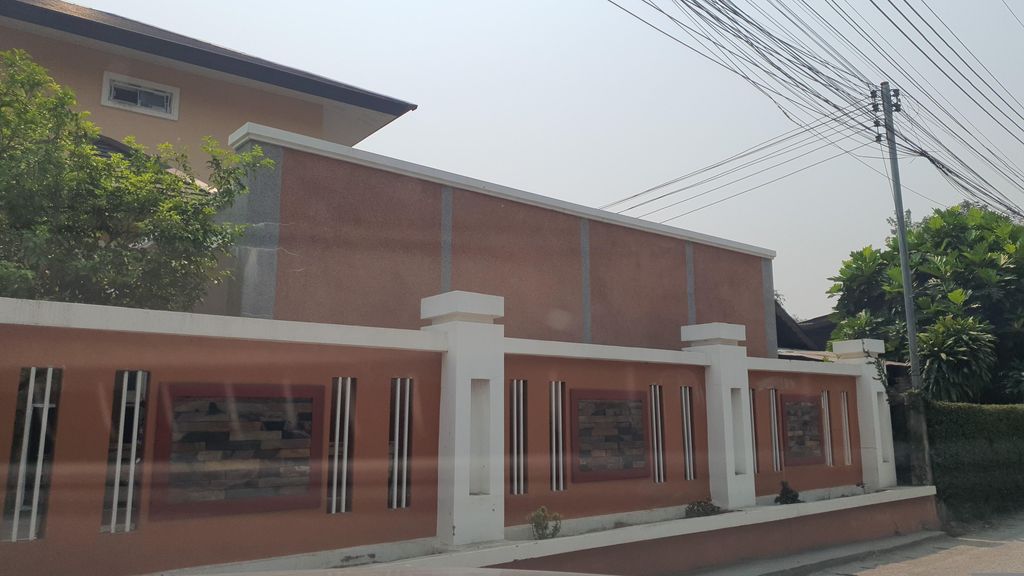 ภาพถนนตรงที่ ร้านป้ามุกดา ขายของชำ ตั้งอยู่ ถ่ายโดย jrcarlsen พ.ศ. 2566 (2023) · A street-level view of where ร้านป้ามุกดา ขายของชำ · Ran Pa Mukda Khaikhongcham stands, by jrcarlsen in 2566 (2023)