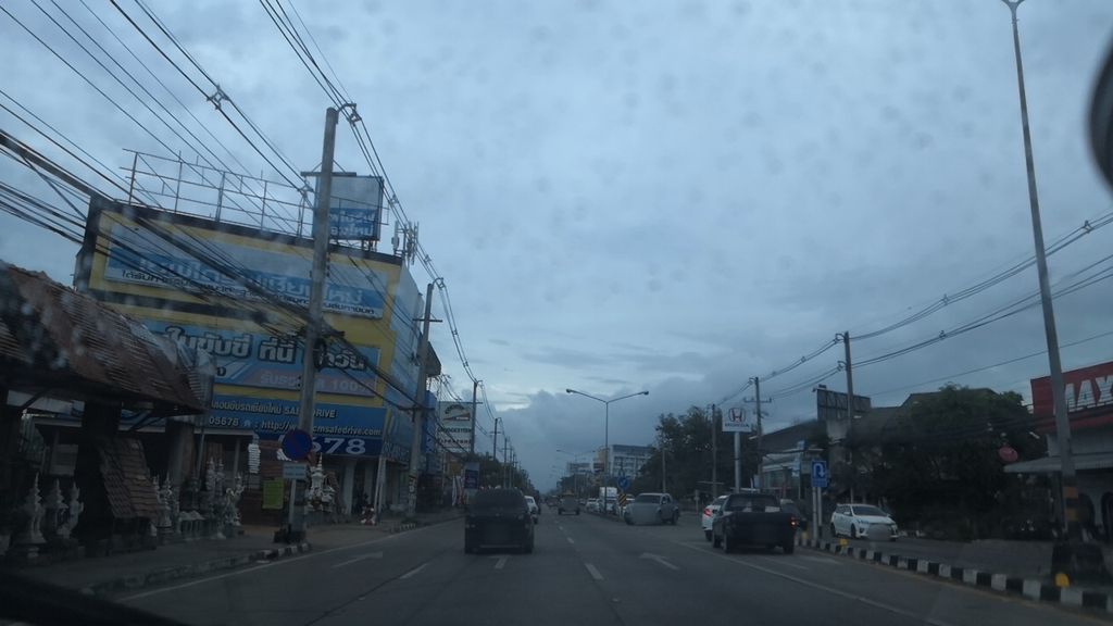 ภาพถนนตรงที่ แอล.วี. อลูมิเนียม ตั้งอยู่ ถ่ายโดย charlesano พ.ศ. 2561 (2018) · A street-level view of where แอล.วี. อลูมิเนียม · Aen.wi. Aluminiam stands, by charlesano in 2561 (2018)