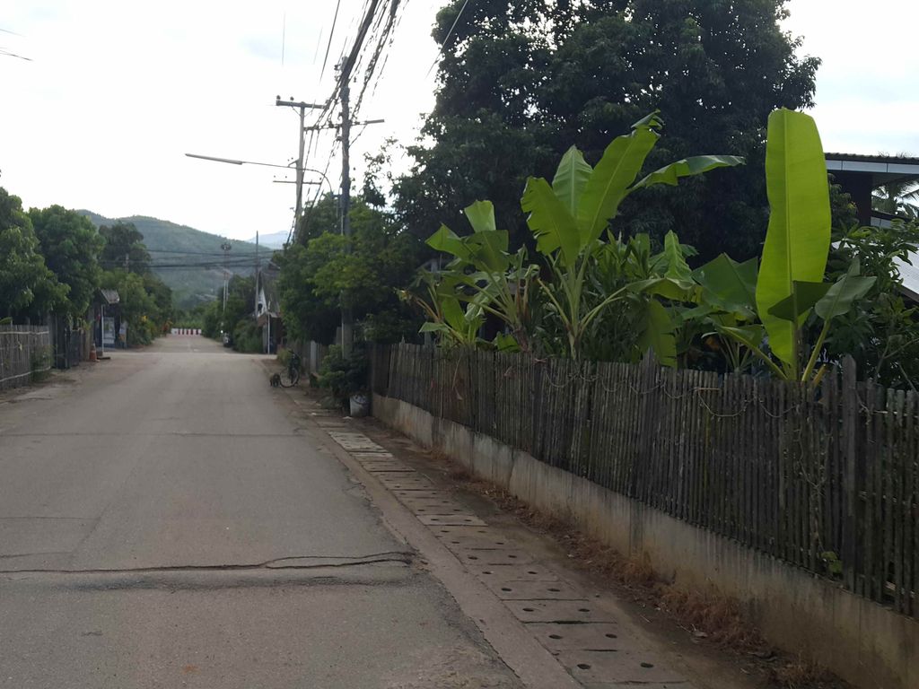 ภาพถนนตรงที่ ร้านข้าวซอยแม่จันทร์หน้าไปรษณีย์อำเภอแม่แจ่ม ตั้งอยู่ ถ่ายโดย jrcarlsen พ.ศ. 2558 (2015) · A street-level view of where ร้านข้าวซอยแม่จันทร์หน้าไปรษณีย์อำเภอแม่แจ่ม · Ran Khao Soi Mae Chan Na Praisani Amphoe Mae Chaem stands, by jrcarlsen in 2558 (2015)
