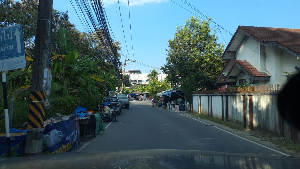 ภาพถนนตรงที่ คีรีธารา บูติก รีสอร์ท ตั้งอยู่ ถ่ายโดย jrcarlsen พ.ศ. 2562 (2019) · A street-level view of where คีรีธารา บูติก รีสอร์ท · Khirithara Butik Resort stands, by jrcarlsen in 2562 (2019)
