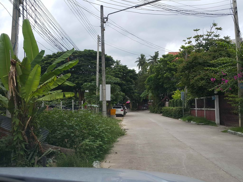 ภาพถนนตรงที่ Bedgasm Poshtel and Cafe ตั้งอยู่ ถ่ายโดย jrcarlsen พ.ศ. 2558 (2015) · A street-level view of where Bedgasm Poshtel and Cafe stands, by jrcarlsen in 2558 (2015)
