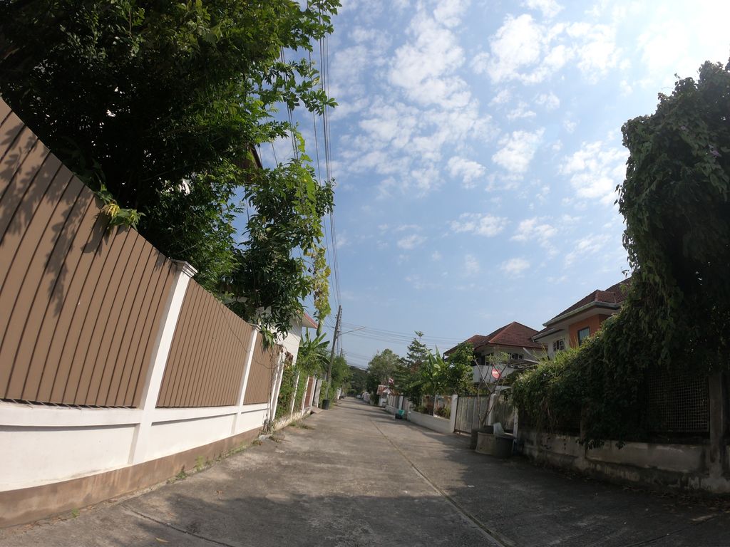 ภาพถนนตรงที่ ขนมจีน วัดอุโมงค์ ตั้งอยู่ ถ่ายโดย chanuwath_grab พ.ศ. 2562 (2019) · A street-level view of where ขนมจีน วัดอุโมงค์ · Khanomchin Wat Umong stands, by chanuwath_grab in 2562 (2019)