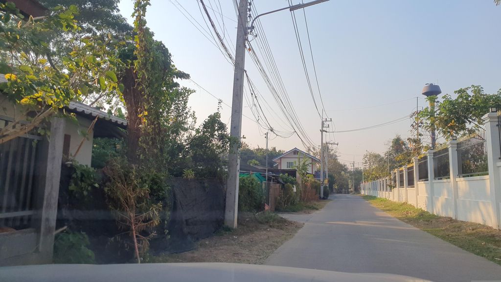 ภาพถนนตรงที่ บ้านดอยคาเฟ่ สตูดิโอถ่ายภาพ ตั้งอยู่ ถ่ายโดย jrcarlsen พ.ศ. 2566 (2023) · A street-level view of where บ้านดอยคาเฟ่ สตูดิโอถ่ายภาพ · Ban Doi Café Studio Thai Phap stands, by jrcarlsen in 2566 (2023)