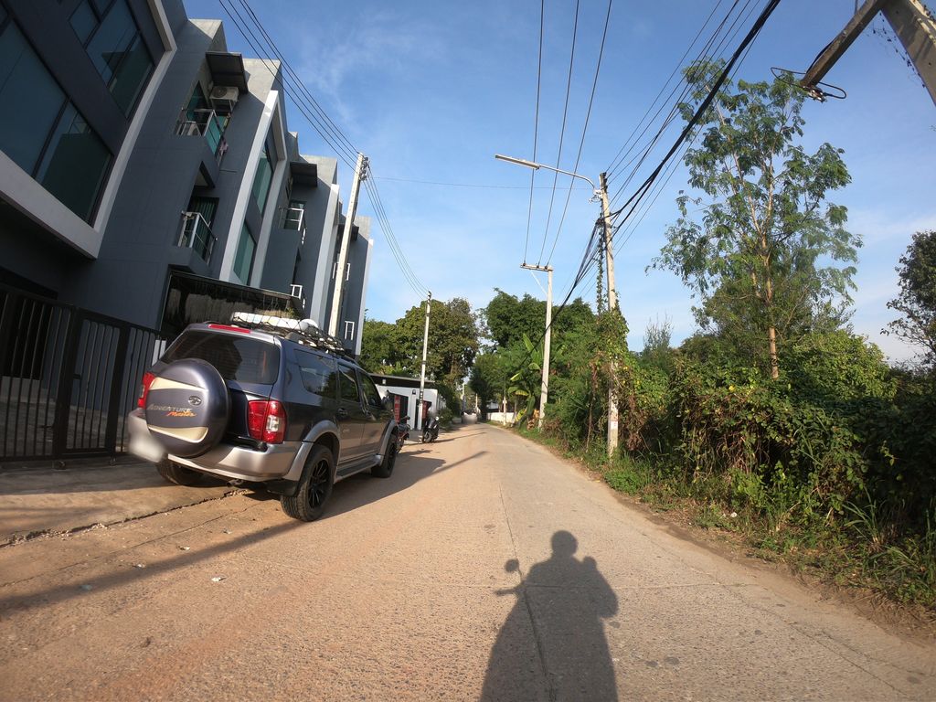 ภาพถนนตรงที่ บริษัท ดลอัส จำกัด ตั้งอยู่ ถ่ายโดย chanuwath_grab พ.ศ. 2562 (2019) · A street-level view of where บริษัท ดลอัส จำกัด · Donat Chamkat Company stands, by chanuwath_grab in 2562 (2019)