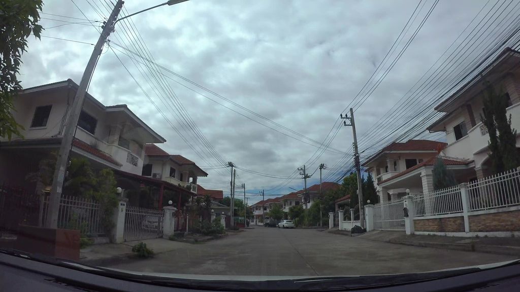 ภาพถนนตรงที่ หมู่บ้านโฮมอินทาวน์ ตั้งอยู่ ถ่ายโดย kaart_3 พ.ศ. 2562 (2019) · A street-level view of where หมู่บ้านโฮมอินทาวน์ · Home Inthao Village stands, by kaart_3 in 2562 (2019)