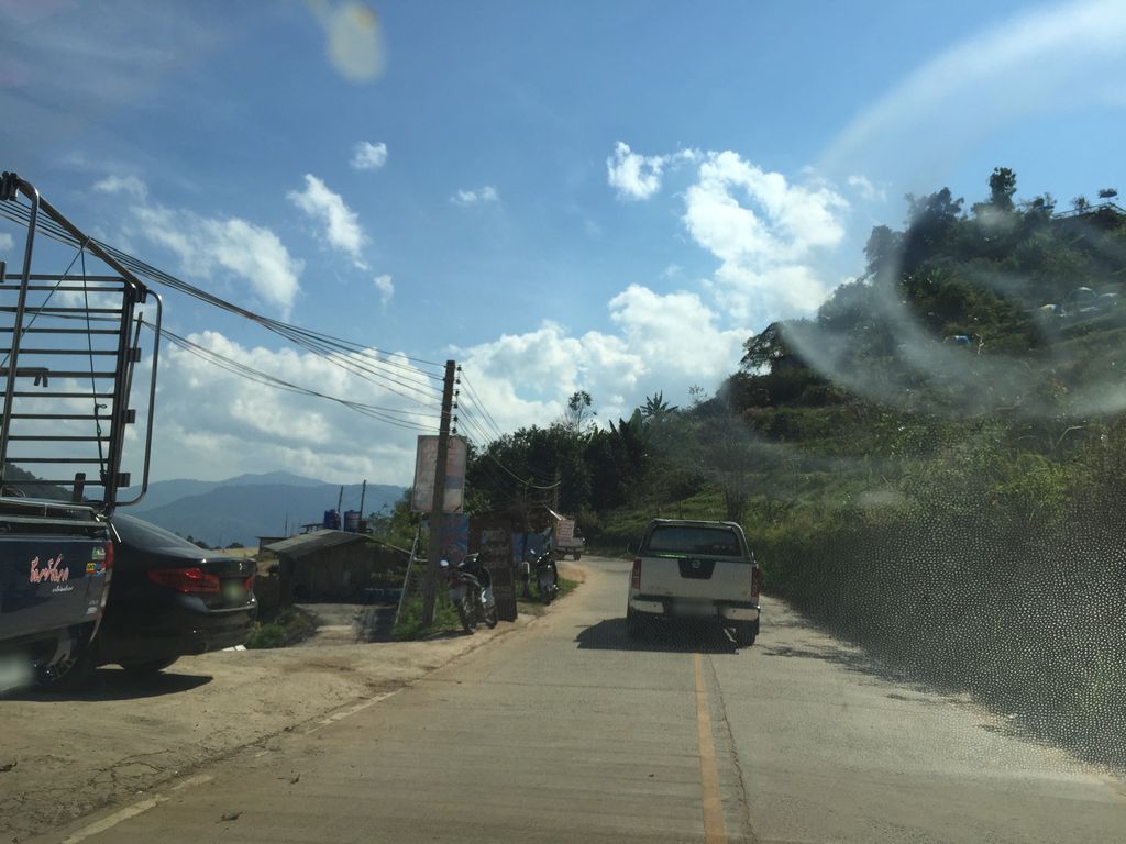 ภาพถนนตรงที่ กาแฟโสดห้อยขา ตั้งอยู่ ถ่ายโดย kyoko พ.ศ. 2562 (2019) · A street-level view of where กาแฟโสดห้อยขา · Kafae Sot Hoikha stands, by kyoko in 2562 (2019)