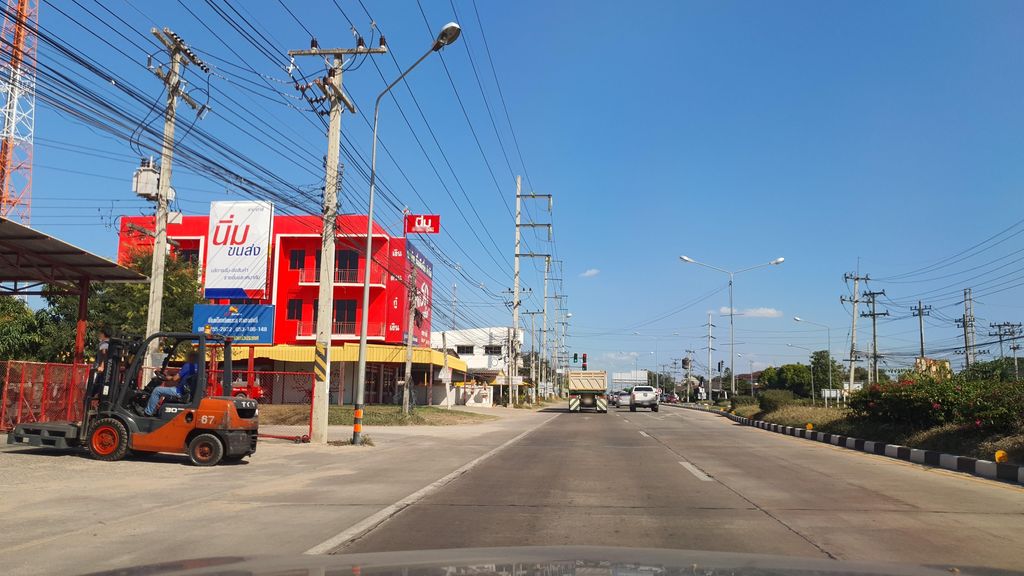 ภาพถนนตรงที่ หนานแดง เย็นตาโฟ ท่าลี่ ตั้งอยู่ ถ่ายโดย jrcarlsen พ.ศ. 2565 (2022) · A street-level view of where หนานแดง เย็นตาโฟ ท่าลี่ · Nandaeng Yentafo Thali stands, by jrcarlsen in 2565 (2022)