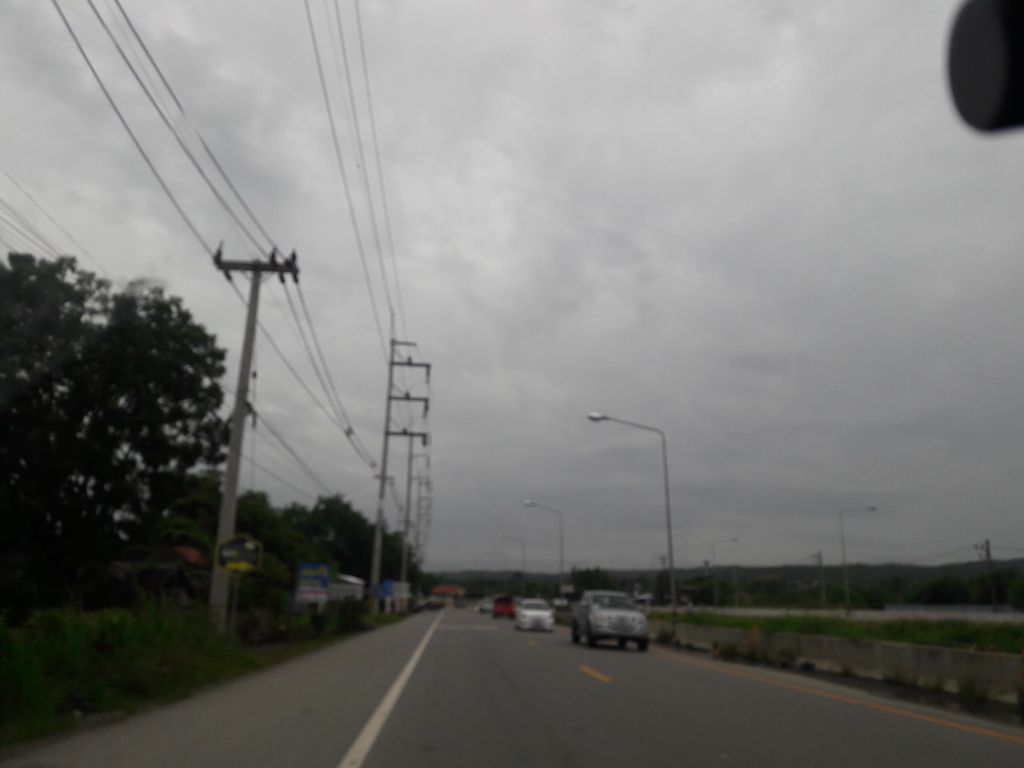 ภาพถนนตรงที่ ครัวเอิงเอย คาราโอเกะ ตั้งอยู่ ถ่ายโดย pasuthun พ.ศ. 2561 (2018) · A street-level view of where ครัวเอิงเอย คาราโอเกะ · Khruaoengye Kharaoke stands, by pasuthun in 2561 (2018)
