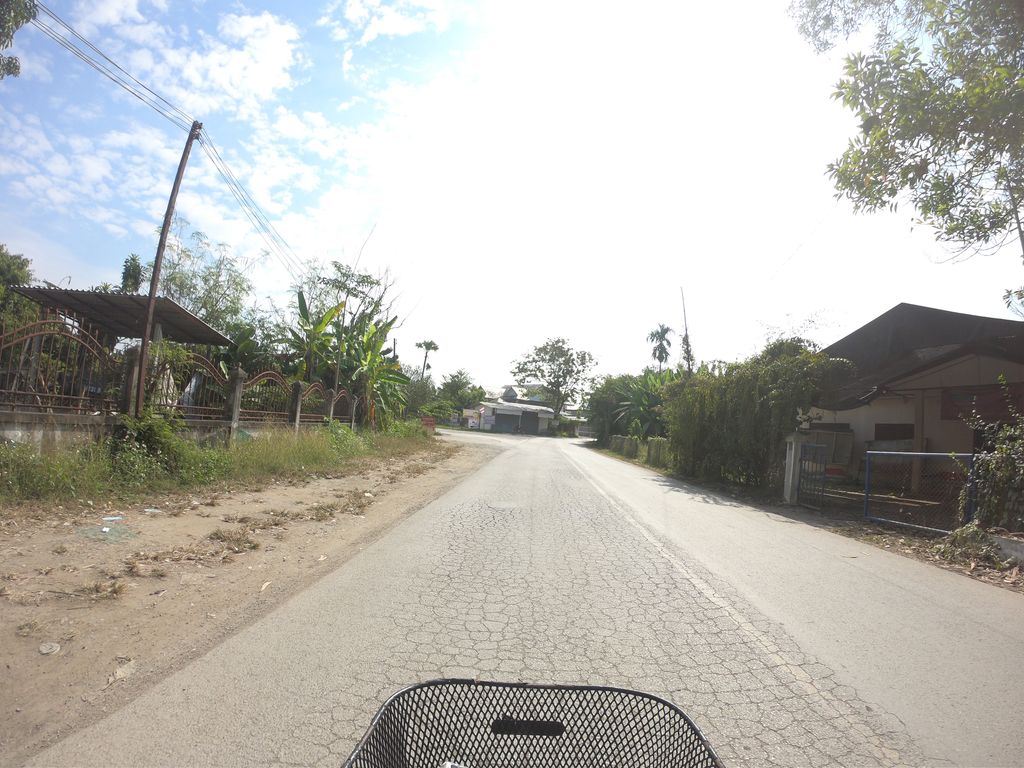ภาพถนนตรงที่ ลาบลุงพัน ตั้งอยู่ ถ่ายโดย chanuwath_grab พ.ศ. 2562 (2019) · A street-level view of where ลาบลุงพัน · Lablungphan stands, by chanuwath_grab in 2562 (2019)