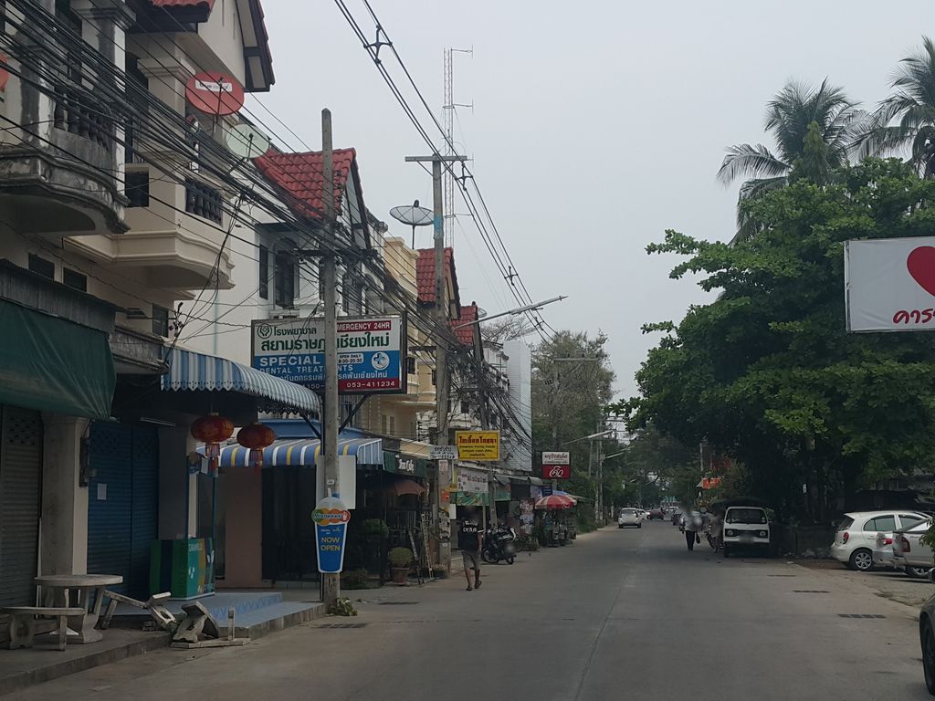 ภาพถนนตรงที่ Steak Somjai ตั้งอยู่ ถ่ายโดย jrcarlsen พ.ศ. 2559 (2016) · A street-level view of where Steak Somjai stands, by jrcarlsen in 2559 (2016)