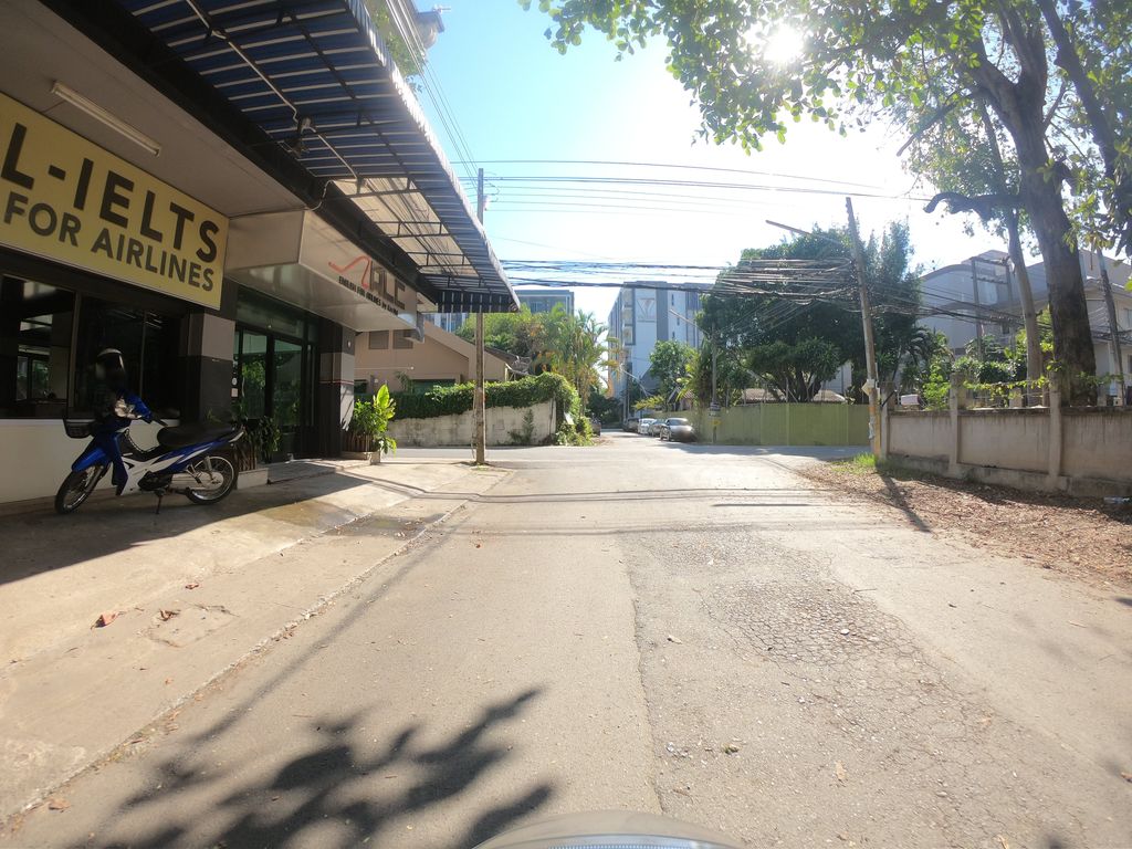 ภาพถนนตรงที่ Giving Tree Massage - Santitham ตั้งอยู่ ถ่ายโดย chanuwath_grab พ.ศ. 2562 (2019) · A street-level view of where Giving Tree Massage - Santitham stands, by chanuwath_grab in 2562 (2019)