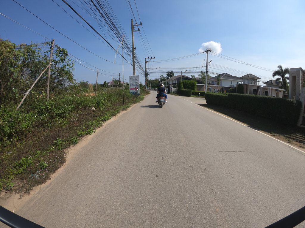 ภาพถนนตรงที่ Lanna Cafe ตั้งอยู่ ถ่ายโดย chanuwath_grab พ.ศ. 2562 (2019) · A street-level view of where Lanna Cafe stands, by chanuwath_grab in 2562 (2019)