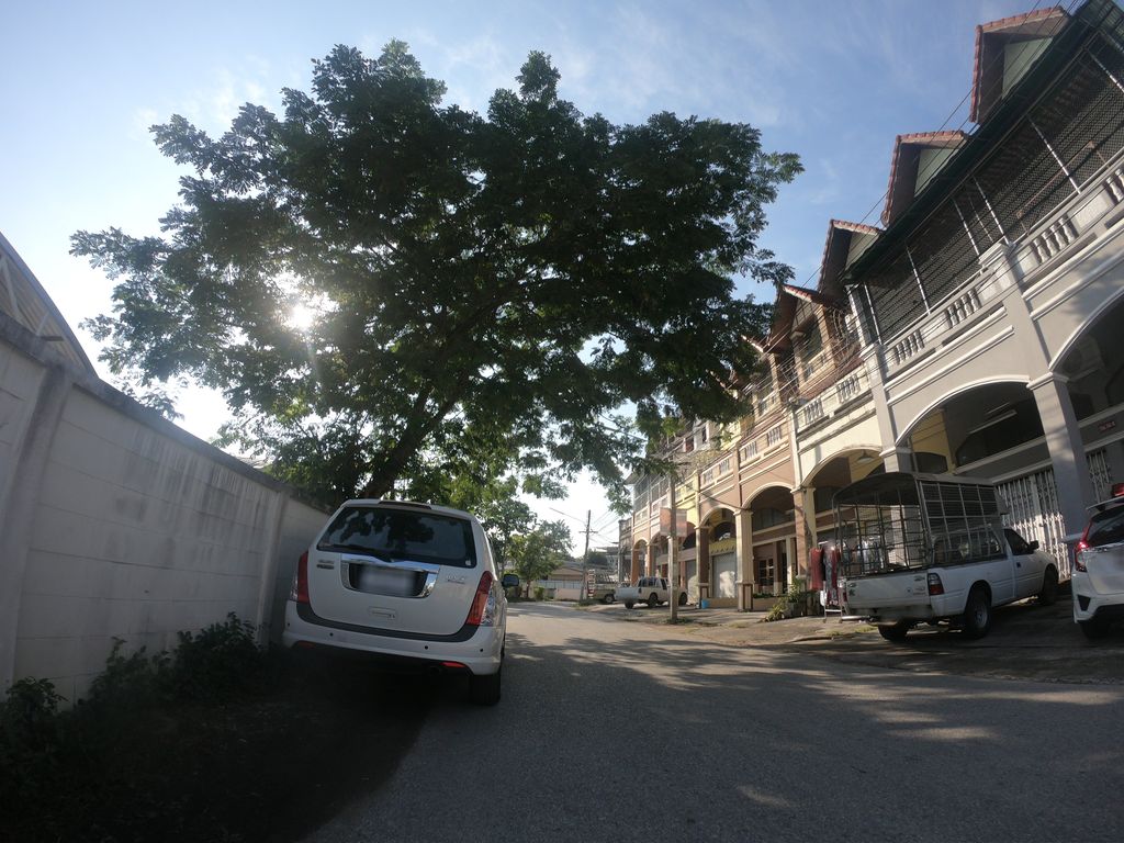 ภาพถนนตรงที่ Capital O 919 Rawisara Villa Resort ตั้งอยู่ ถ่ายโดย chanuwath_grab พ.ศ. 2562 (2019) · A street-level view of where Capital O 919 Rawisara Villa Resort stands, by chanuwath_grab in 2562 (2019)