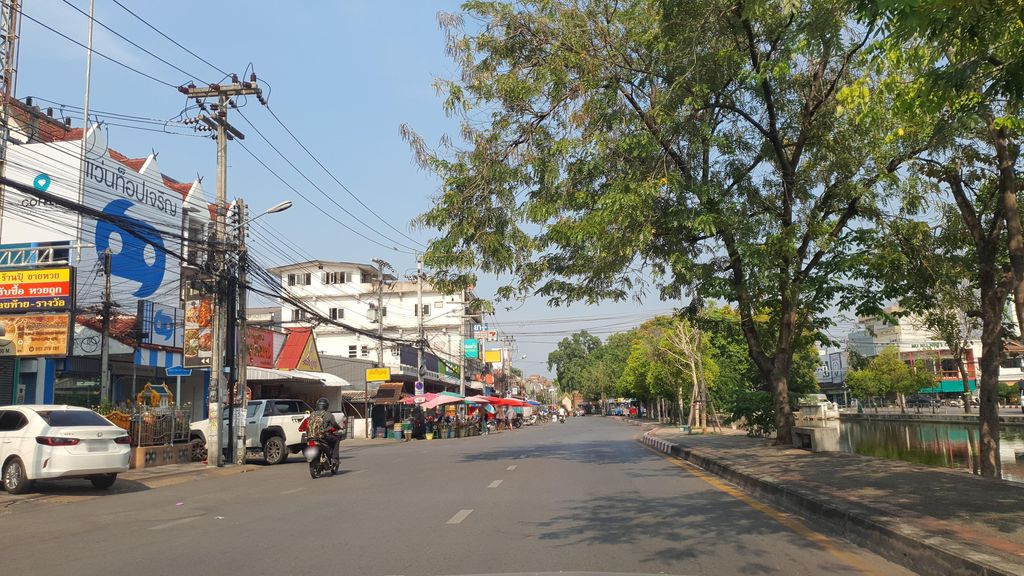 ภาพถนนตรงที่ หวยป้าปุ๊ ตั้งอยู่ ถ่ายโดย jrcarlsen พ.ศ. 2565 (2022) · A street-level view of where หวยป้าปุ๊ · Wopapu stands, by jrcarlsen in 2565 (2022)