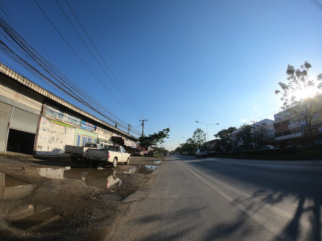 ภาพถนนตรงที่ ชาบูรุ่งเรือง ตั้งอยู่ ถ่ายโดย chanuwath_grab พ.ศ. 2562 (2019) · A street-level view of where ชาบูรุ่งเรือง · Shabu Rungrueang stands, by chanuwath_grab in 2562 (2019)