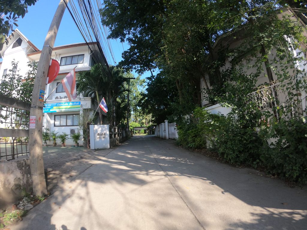 ภาพถนนตรงที่ Yoga Baan Kru Aoy Chiangmai ตั้งอยู่ ถ่ายโดย chanuwath_grab พ.ศ. 2562 (2019) · A street-level view of where Yoga Baan Kru Aoy Chiangmai stands, by chanuwath_grab in 2562 (2019)