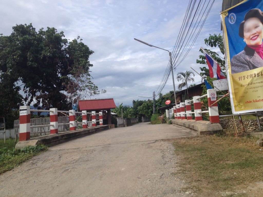 ภาพถนนตรงที่ ล้านชาอารมณ์ดี ตั้งอยู่ ถ่ายโดย jimwatana พ.ศ. 2558 (2015) · A street-level view of where ล้านชาอารมณ์ดี · Lan Chaanmadi stands, by jimwatana in 2558 (2015)