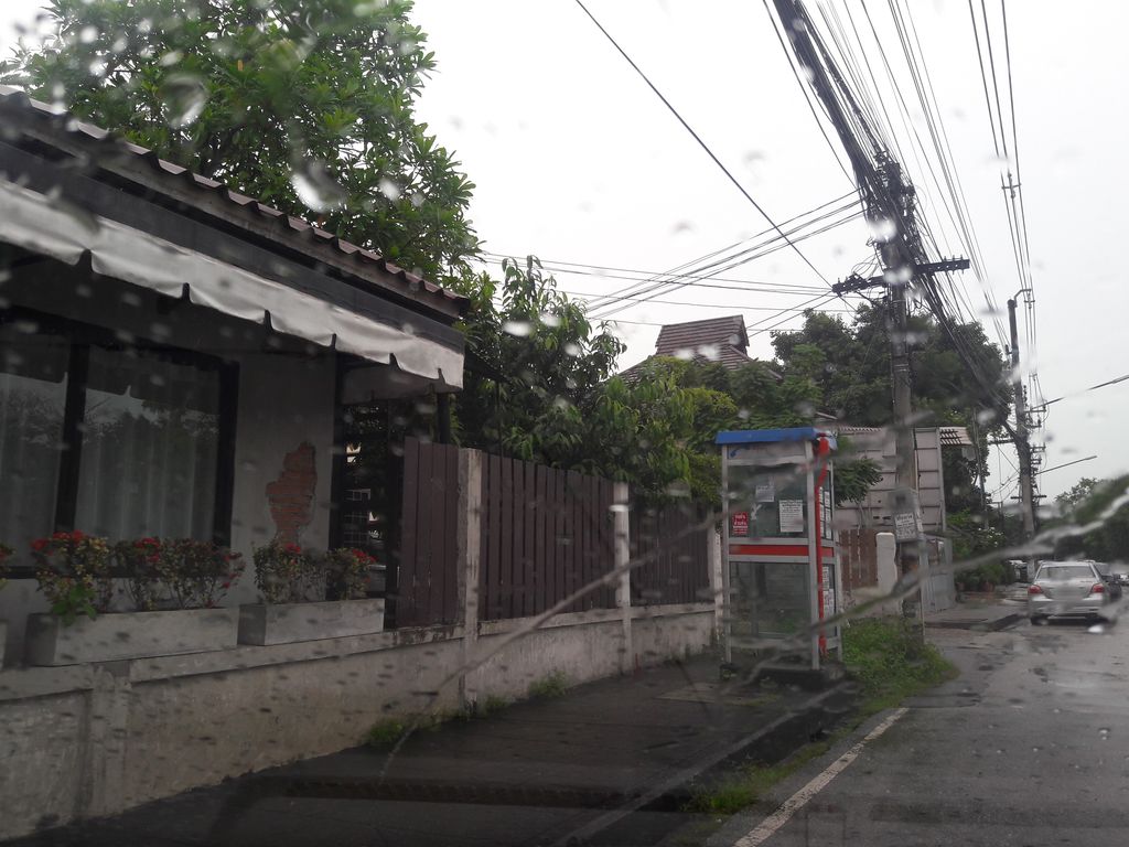 ภาพถนนตรงที่ สำนักงาน การไฟฟ้าเขต 1 ภาคเหนือ ตั้งอยู่ ถ่ายโดย superbate พ.ศ. 2561 (2018) · A street-level view of where สำนักงาน การไฟฟ้าเขต 1 ภาคเหนือ · Samnakngan Kanfaifakhet 1 Phaknuea stands, by superbate in 2561 (2018)