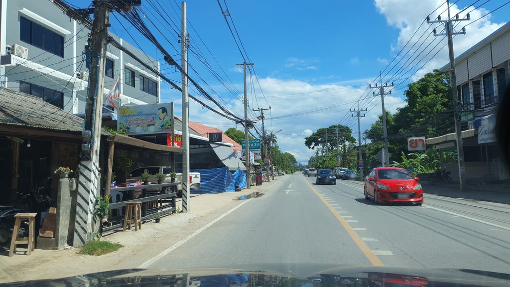 ภาพถนนตรงที่ โดนใจคาเฟ่ ตั้งอยู่ ถ่ายโดย jrcarlsen พ.ศ. 2564 (2021) · A street-level view of where โดนใจคาเฟ่ · Donchaikhafe stands, by jrcarlsen in 2564 (2021)