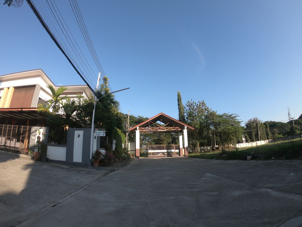 ภาพถนนตรงที่ Chiangmaiwonderland Travel ตั้งอยู่ ถ่ายโดย chanuwath_grab พ.ศ. 2562 (2019) · A street-level view of where Chiangmaiwonderland Travel stands, by chanuwath_grab in 2562 (2019)