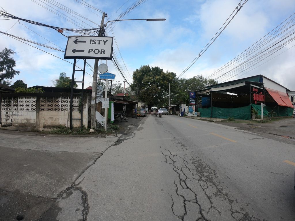 ภาพถนนตรงที่ ACCIO Café ตั้งอยู่ ถ่ายโดย chanuwath_grab พ.ศ. 2562 (2019) · A street-level view of where ACCIO Café stands, by chanuwath_grab in 2562 (2019)