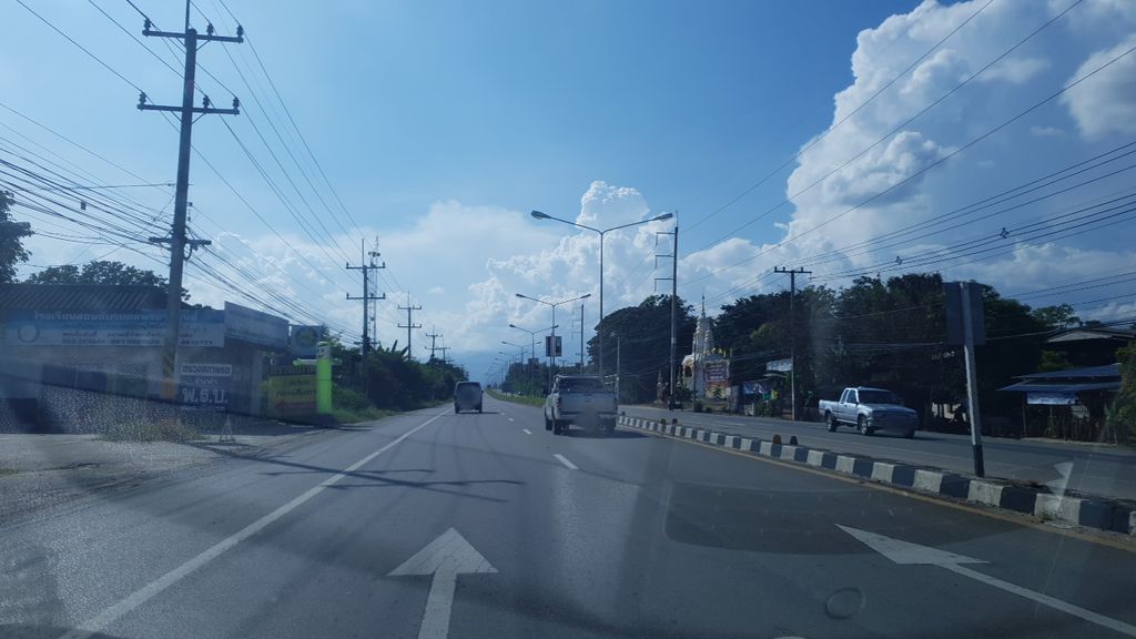 ภาพถนนตรงที่ ร้านฮันนี่ รถสวย ตั้งอยู่ ถ่ายโดย silamanee พ.ศ. 2561 (2018) · A street-level view of where ร้านฮันนี่ รถสวย · Ran Honey Rotsuai stands, by silamanee in 2561 (2018)