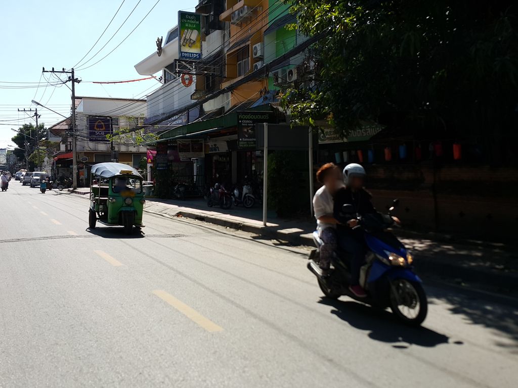 ภาพถนนตรงที่ New Lash ต่อขนตาเชียงใหม่ ตั้งอยู่ ถ่ายโดย jrcarlsen พ.ศ. 2558 (2015) · A street-level view of where New Lash ต่อขนตาเชียงใหม่ stands, by jrcarlsen in 2558 (2015)