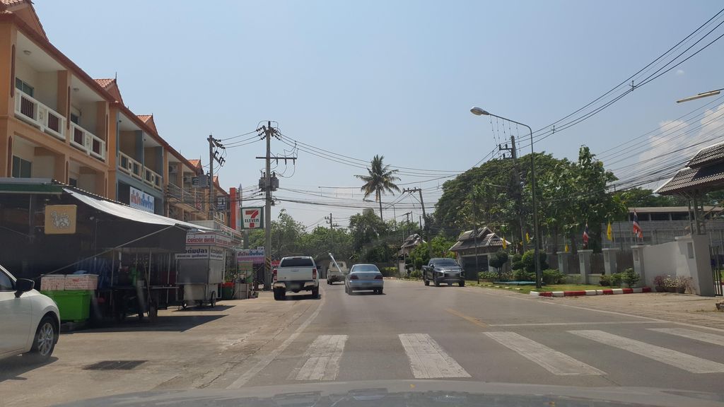 ภาพถนนตรงที่ Thongpanbai Coffee at Mae Hia ตั้งอยู่ ถ่ายโดย jrcarlsen พ.ศ. 2565 (2022) · A street-level view of where Thongpanbai Coffee at Mae Hia stands, by jrcarlsen in 2565 (2022)