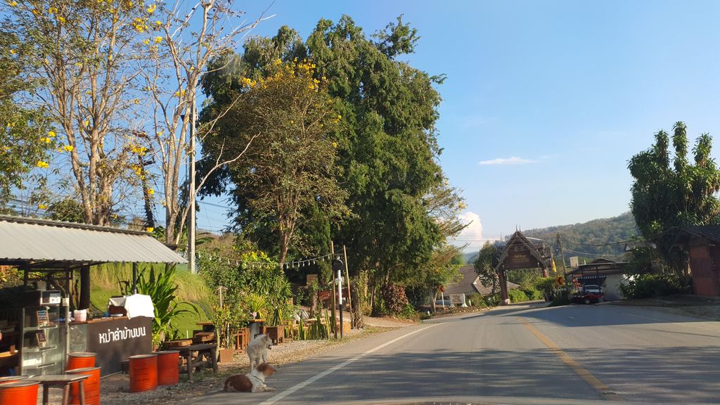 ภาพถนนตรงที่ หม่าล่าบ้านบน ตั้งอยู่ ถ่ายโดย jrcarlsen พ.ศ. 2565 (2022) · A street-level view of where หม่าล่าบ้านบน · Mala Ban Bon stands, by jrcarlsen in 2565 (2022)