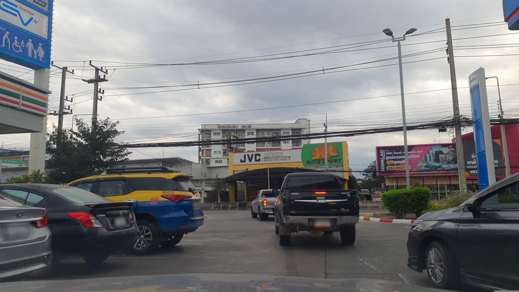 ภาพถนนตรงที่ 7-11ปตท.หายยา ตั้งอยู่ ถ่ายโดย jrcarlsen พ.ศ. 2566 (2023) · A street-level view of where 7-11ปตท.หายยา · 7-11PTT.Haiya stands, by jrcarlsen in 2566 (2023)