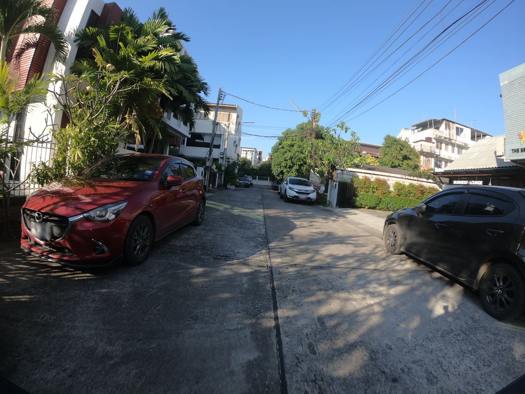 ภาพถนนตรงที่ Settle in Abroad ตั้งอยู่ ถ่ายโดย chanuwath_grab พ.ศ. 2562 (2019) · A street-level view of where Settle in Abroad stands, by chanuwath_grab in 2562 (2019)